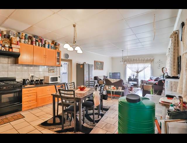 1,995M² SMALLHOLDING FOR SALE IN VISCHKUIL